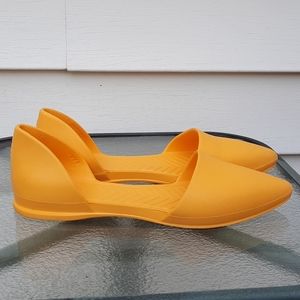 NATIVE Yellow RUBBER SHOES FLATS SIZE 8 POINTY TOE